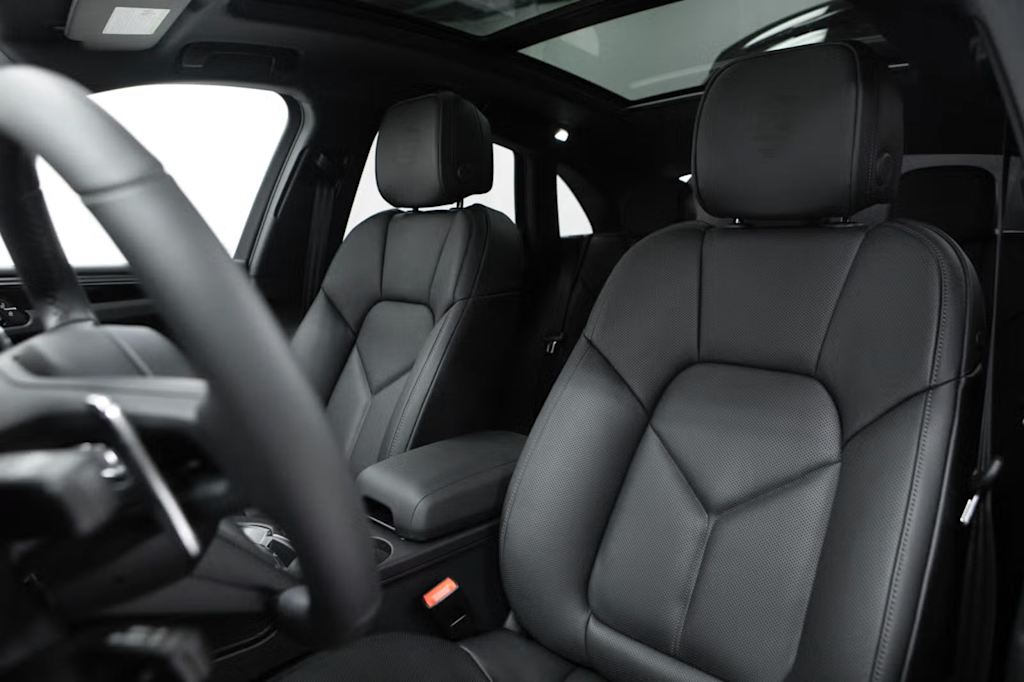 Thumbnail: 2026 Porsche Macan - 8