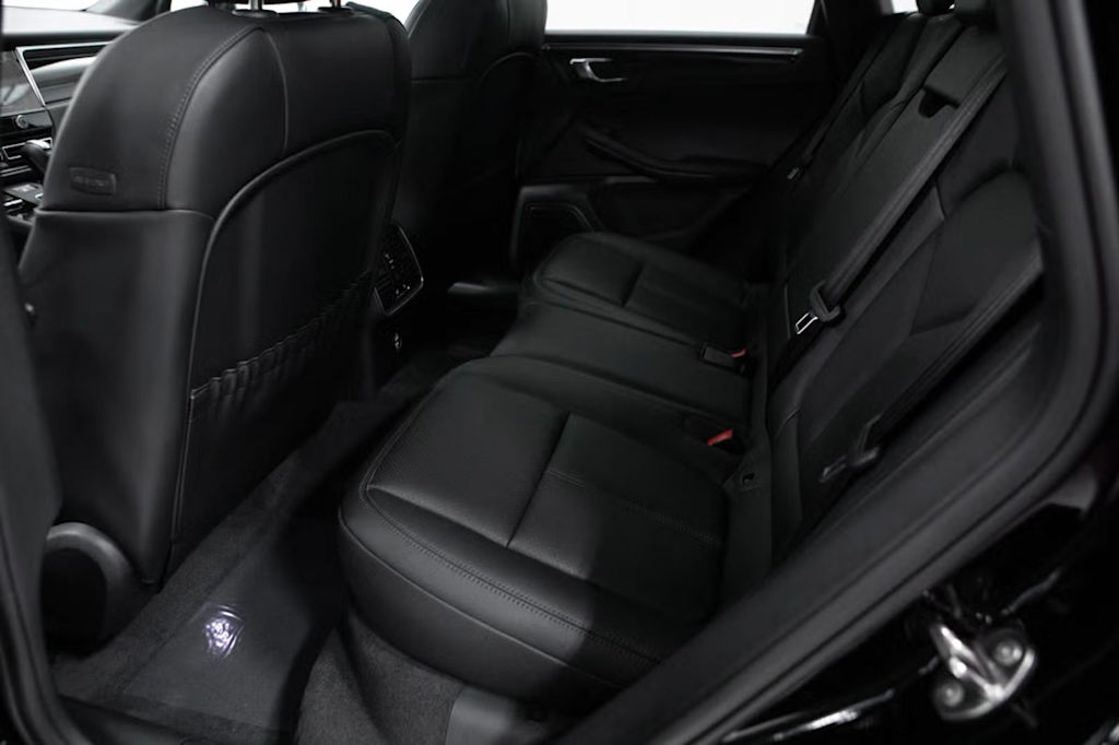 Thumbnail: 2026 Porsche Macan - 10