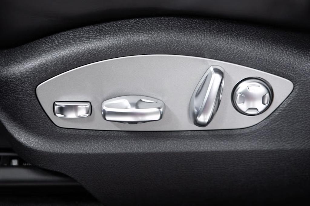 Thumbnail: 2026 Porsche Macan - 26