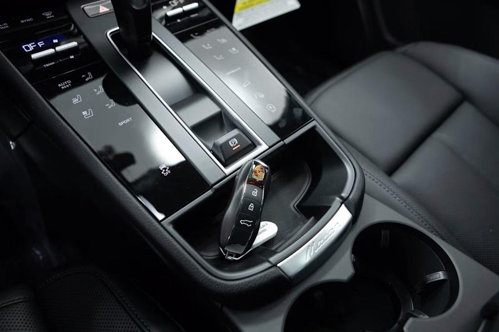 Thumbnail: 2026 Porsche Macan - 33