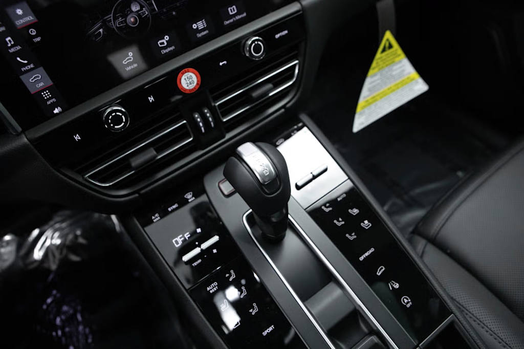Thumbnail: 2026 Porsche Macan - 13