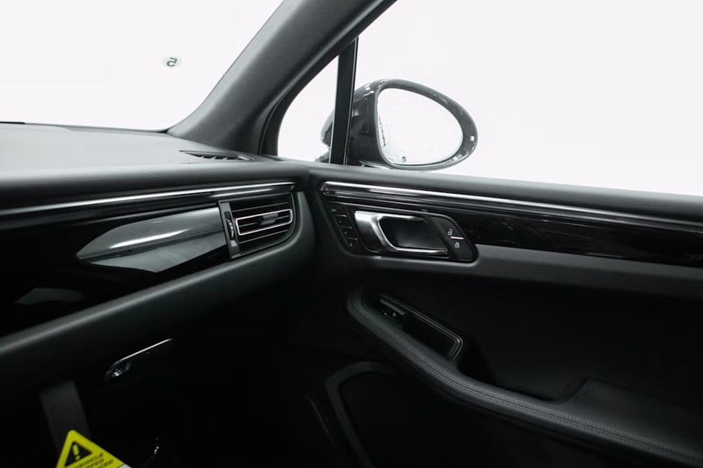 Thumbnail: 2026 Porsche Macan - 34