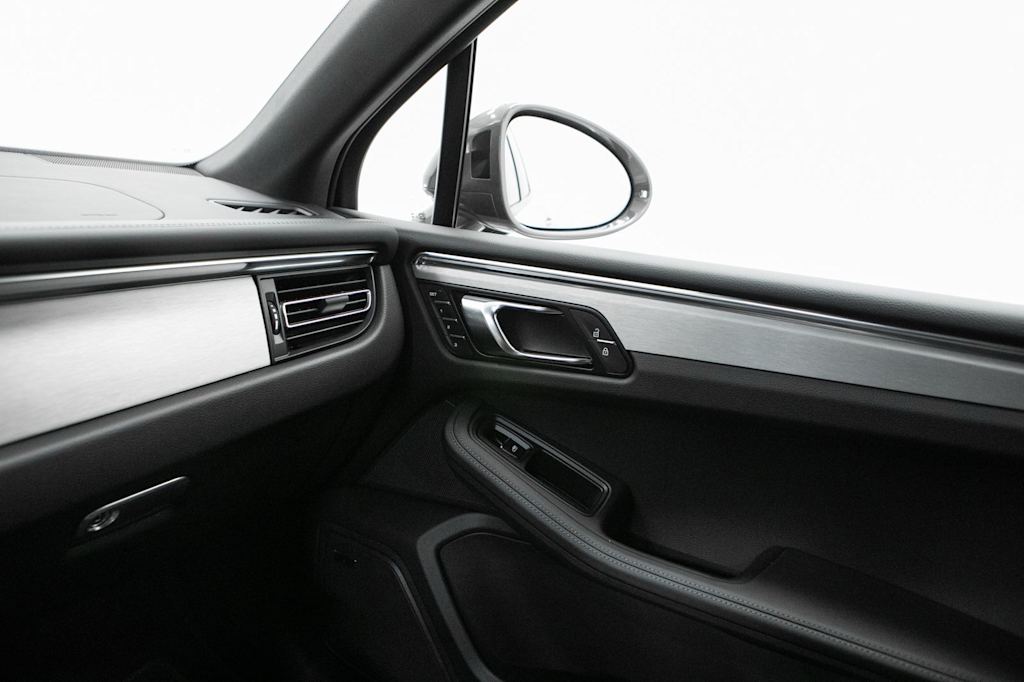 Thumbnail: 2026 Porsche Macan - 33