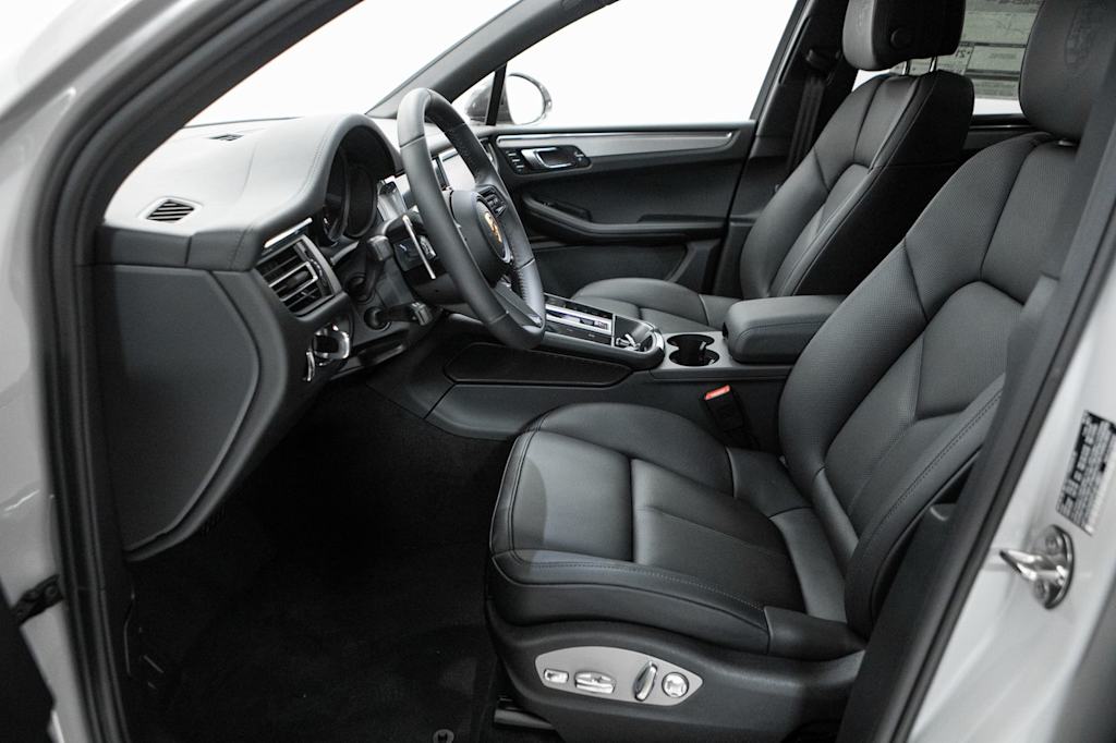 Thumbnail: 2026 Porsche Macan - 8