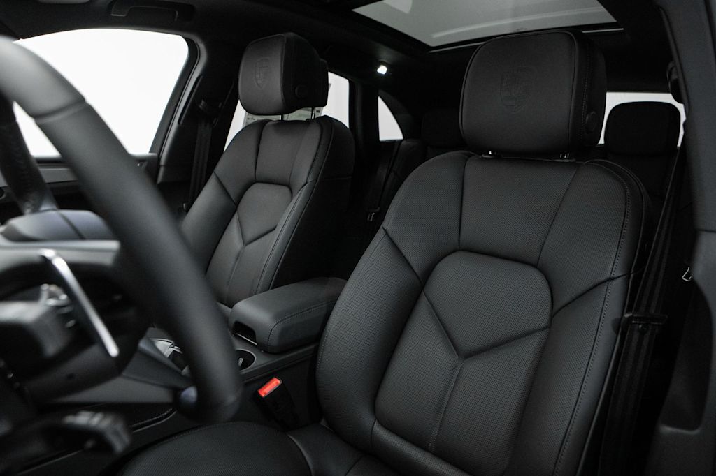 Thumbnail: 2026 Porsche Macan - 7