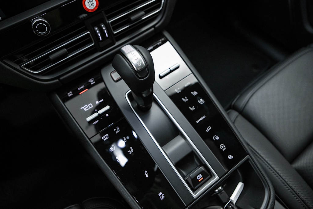 Thumbnail: 2026 Porsche Macan - 12