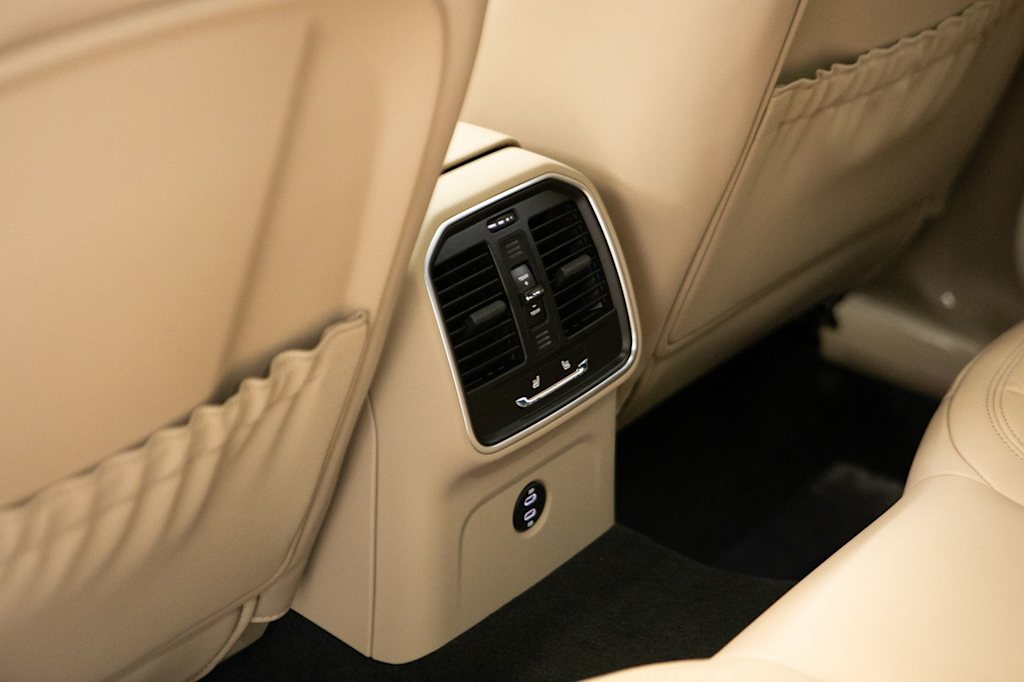Thumbnail: 2026 Porsche Macan - 32