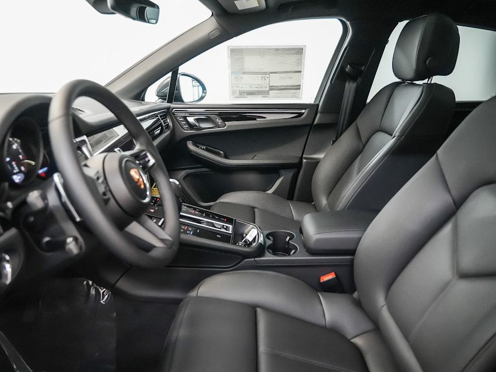 Thumbnail: 2026 Porsche Macan - 27