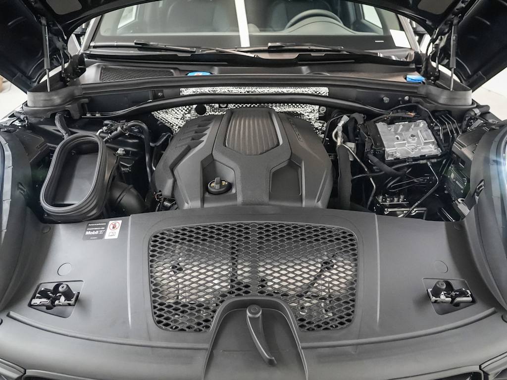 Thumbnail: 2026 Porsche Macan - 9