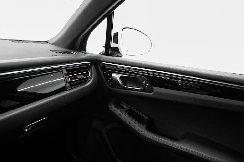 Thumbnail: 2023 Porsche Macan - 28