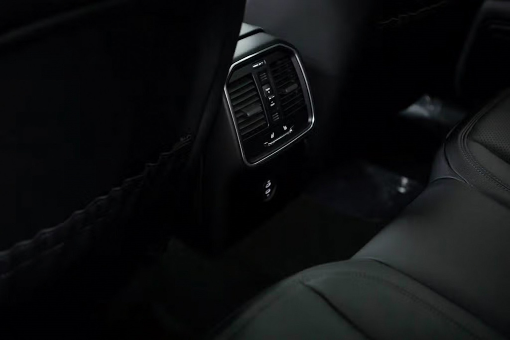 Thumbnail: 2025 Porsche Macan - 28