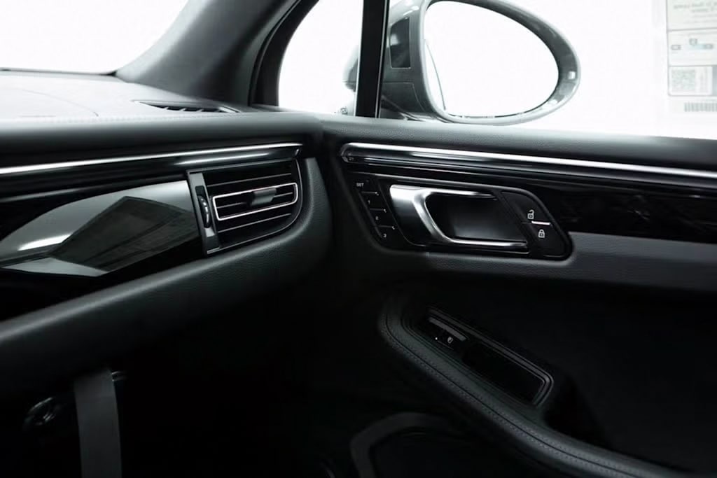 Thumbnail: 2025 Porsche Macan - 25