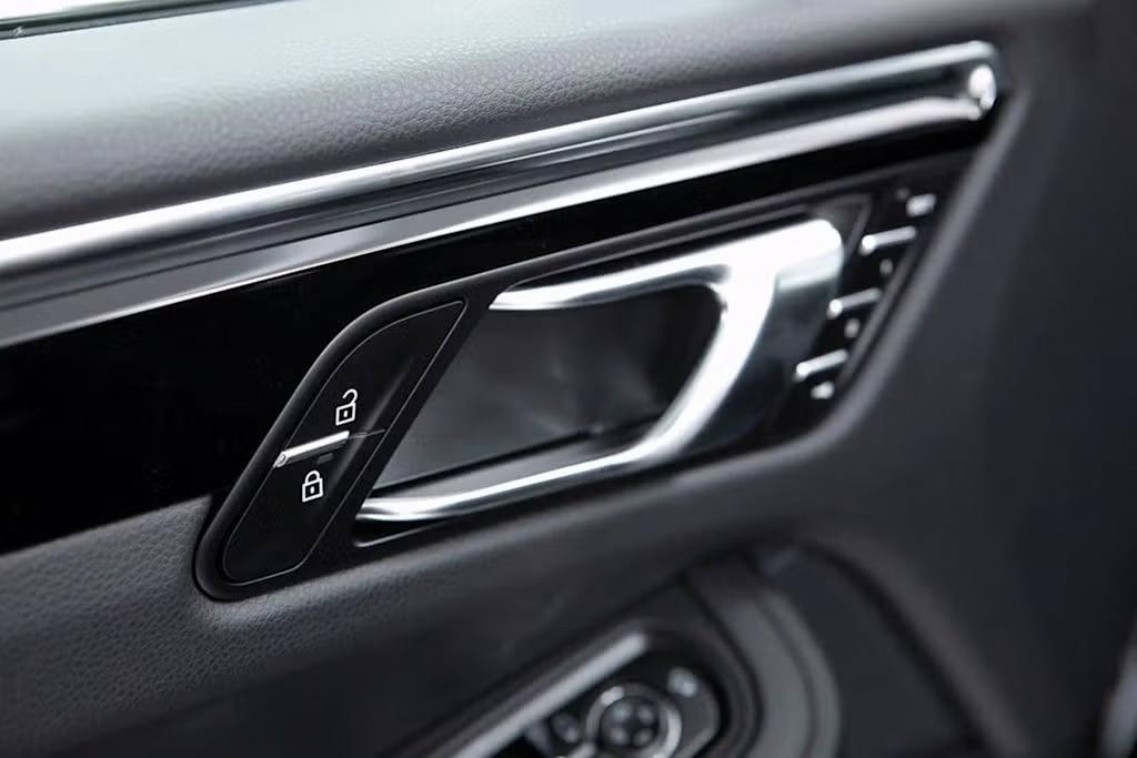 Thumbnail: 2025 Porsche Macan - 21