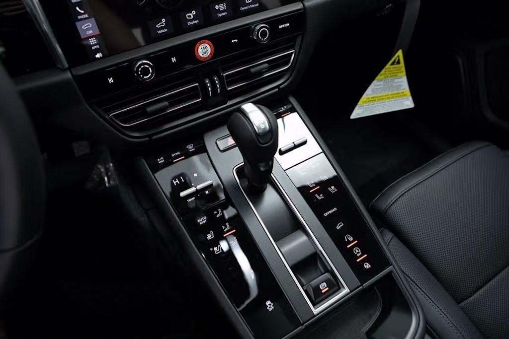 Thumbnail: 2025 Porsche Macan - 14