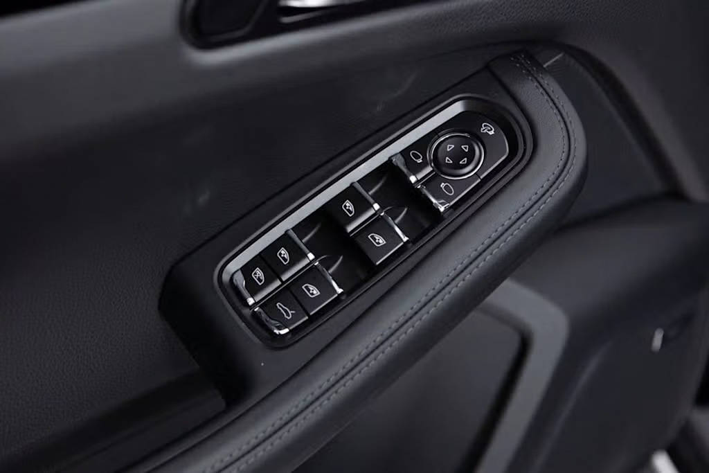 Thumbnail: 2025 Porsche Macan - 20