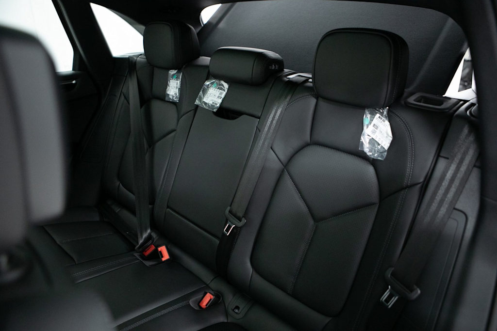 Thumbnail: 2026 Porsche Macan - 32