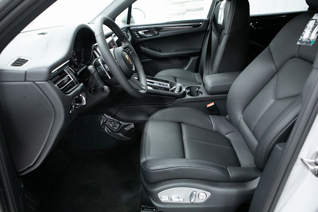 Thumbnail: 2026 Porsche Macan - 9