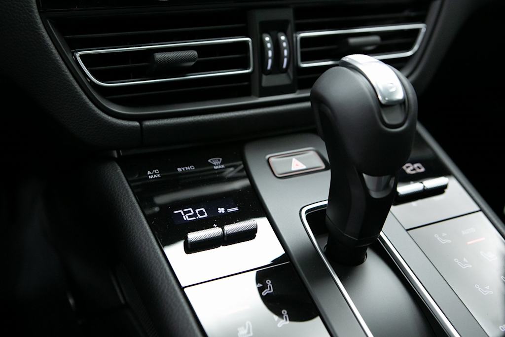 Thumbnail: 2026 Porsche Macan - 25