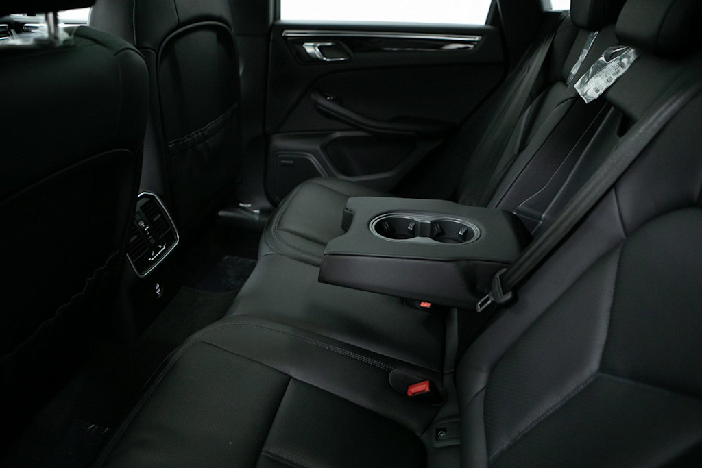 Thumbnail: 2026 Porsche Macan - 31