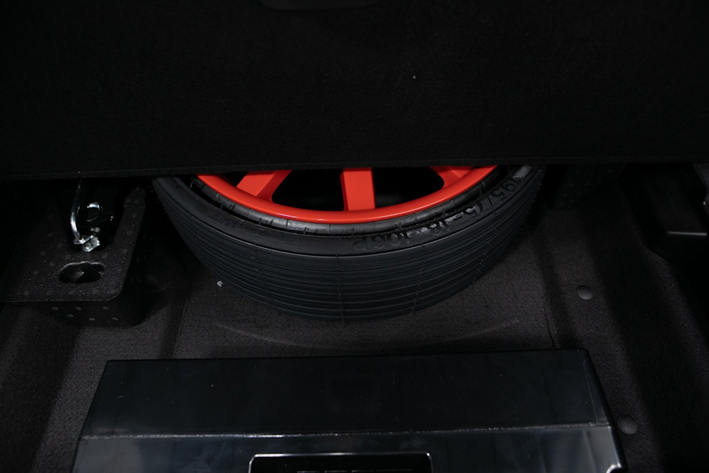 Thumbnail: 2026 Porsche Macan - 33