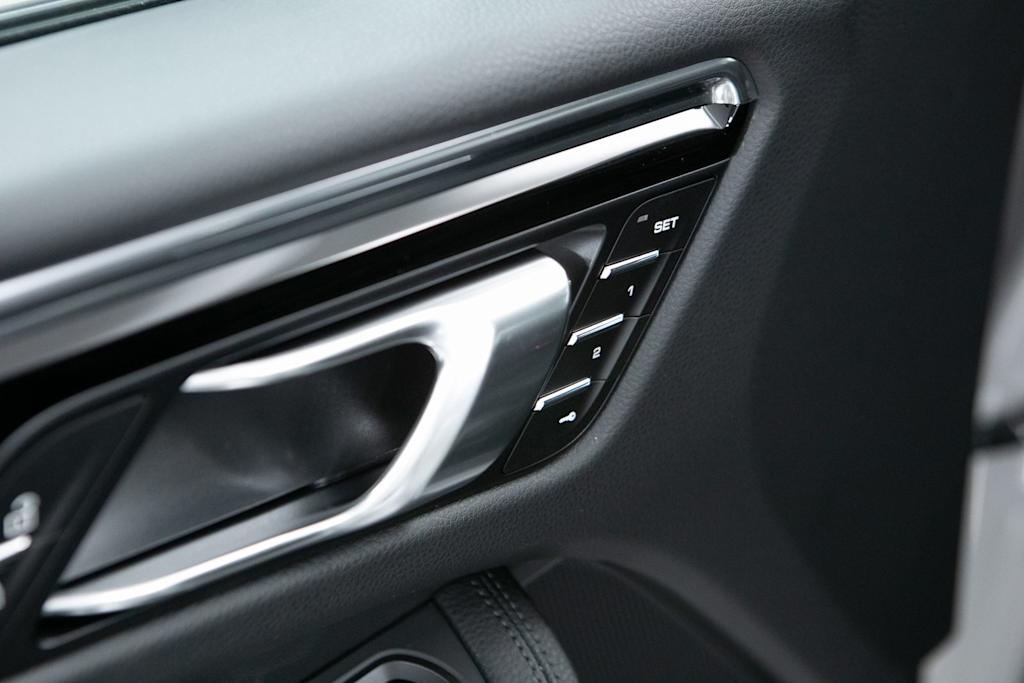 Thumbnail: 2026 Porsche Macan - 23