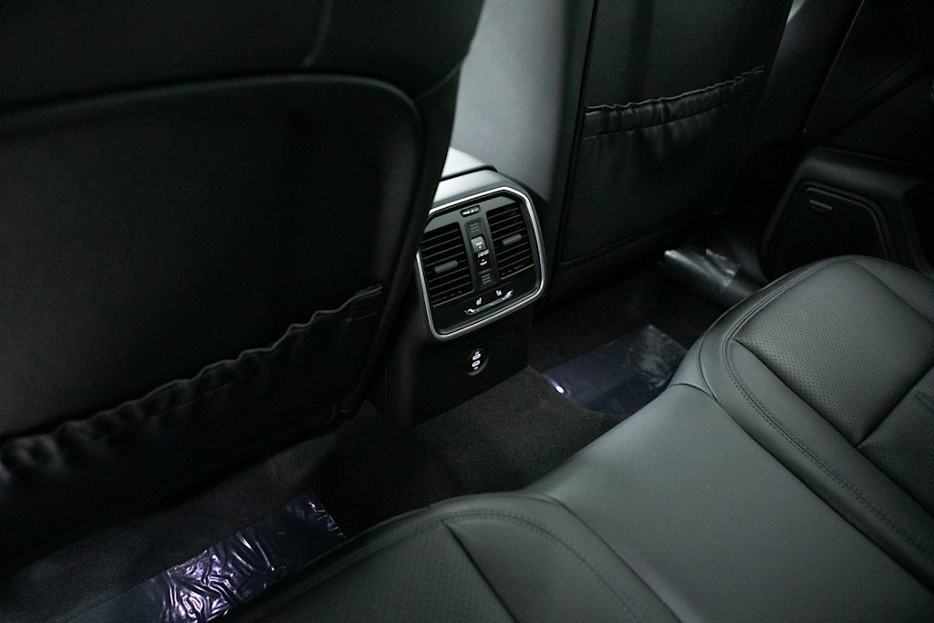 Thumbnail: 2026 Porsche Macan - 30