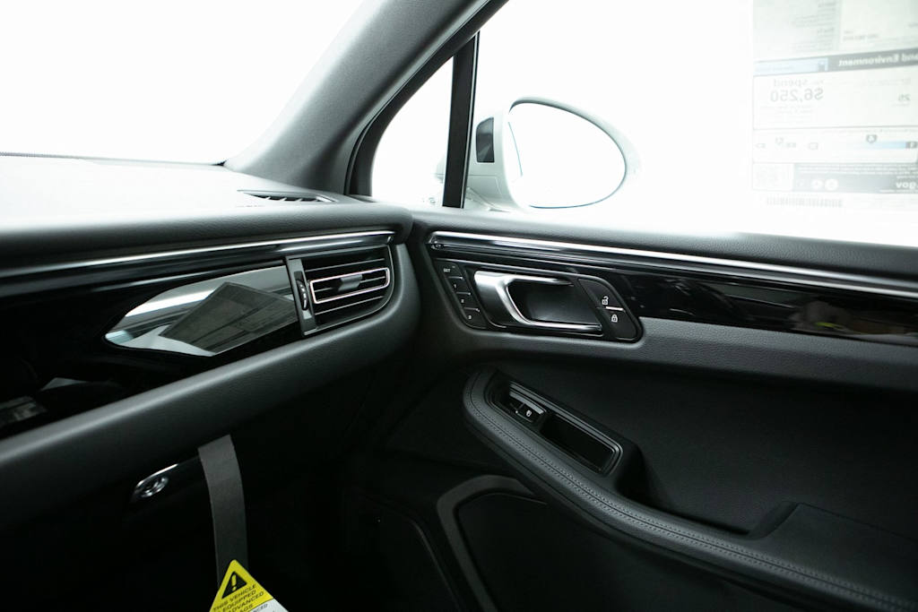 Thumbnail: 2026 Porsche Macan - 27