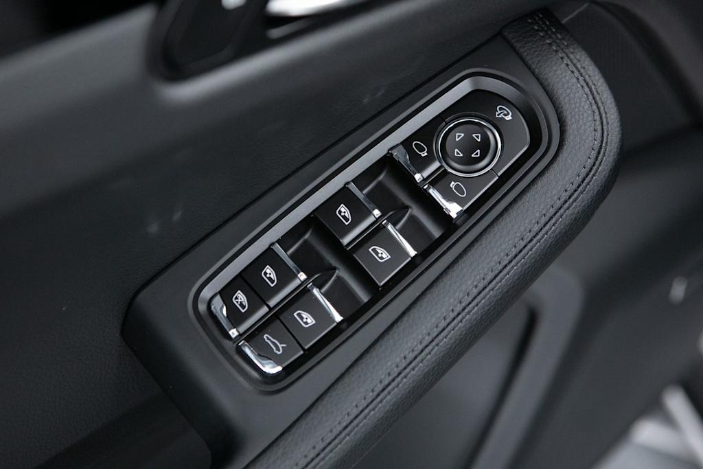 Thumbnail: 2026 Porsche Macan - 22