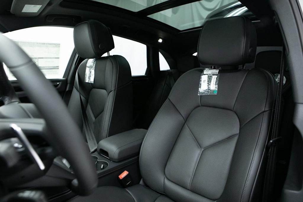 Thumbnail: 2026 Porsche Macan - 8