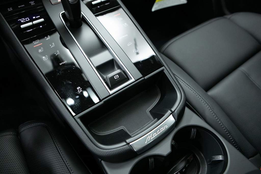 Thumbnail: 2026 Porsche Macan - 26