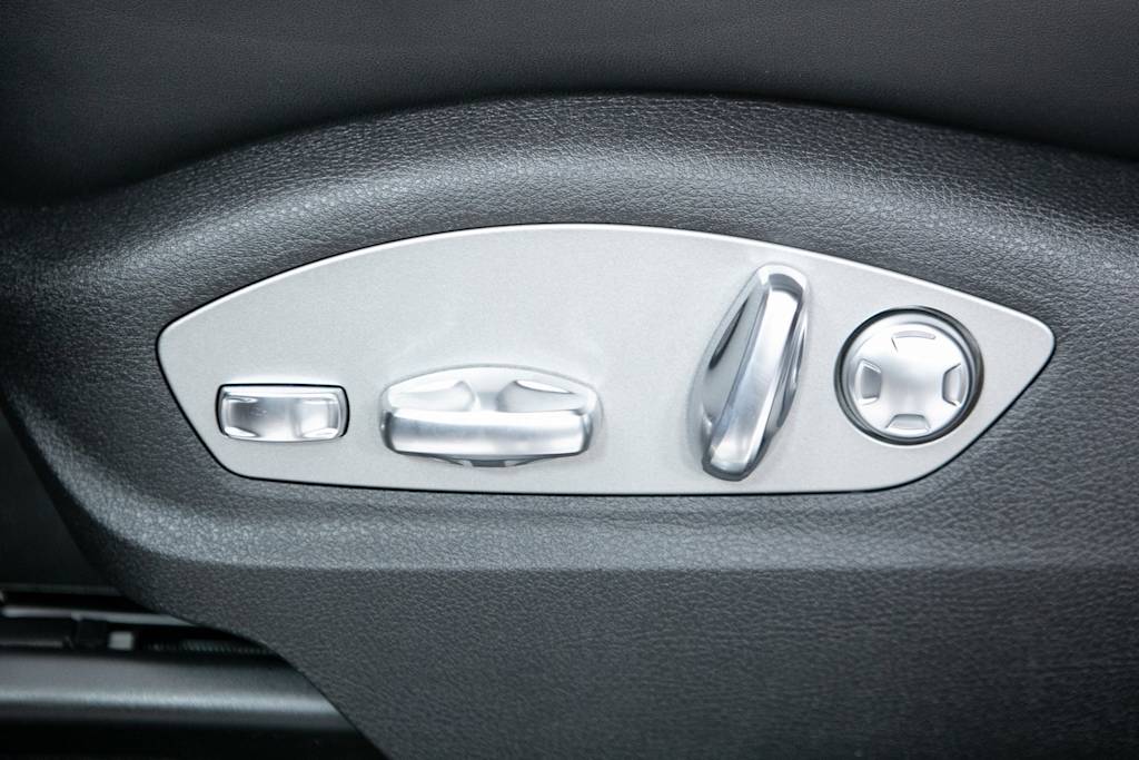 Thumbnail: 2026 Porsche Macan - 21