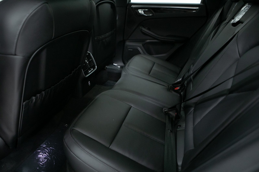 Thumbnail: 2026 Porsche Macan - 10