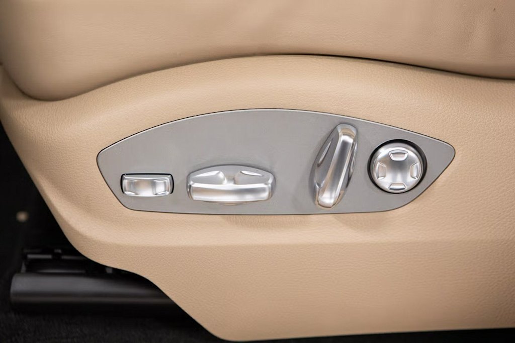 Thumbnail: 2026 Porsche Macan - 21