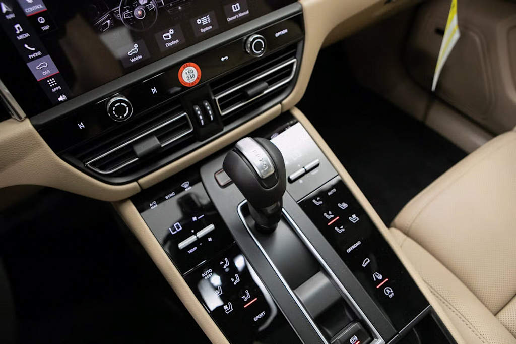 Thumbnail: 2026 Porsche Macan - 25
