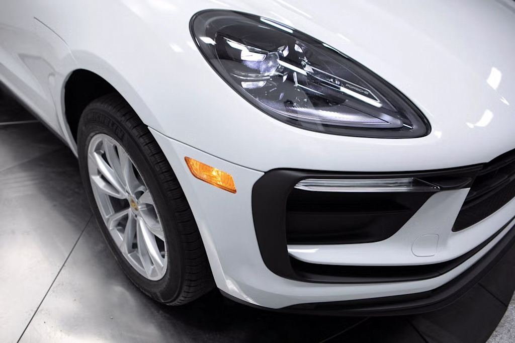 Thumbnail: 2026 Porsche Macan - 19