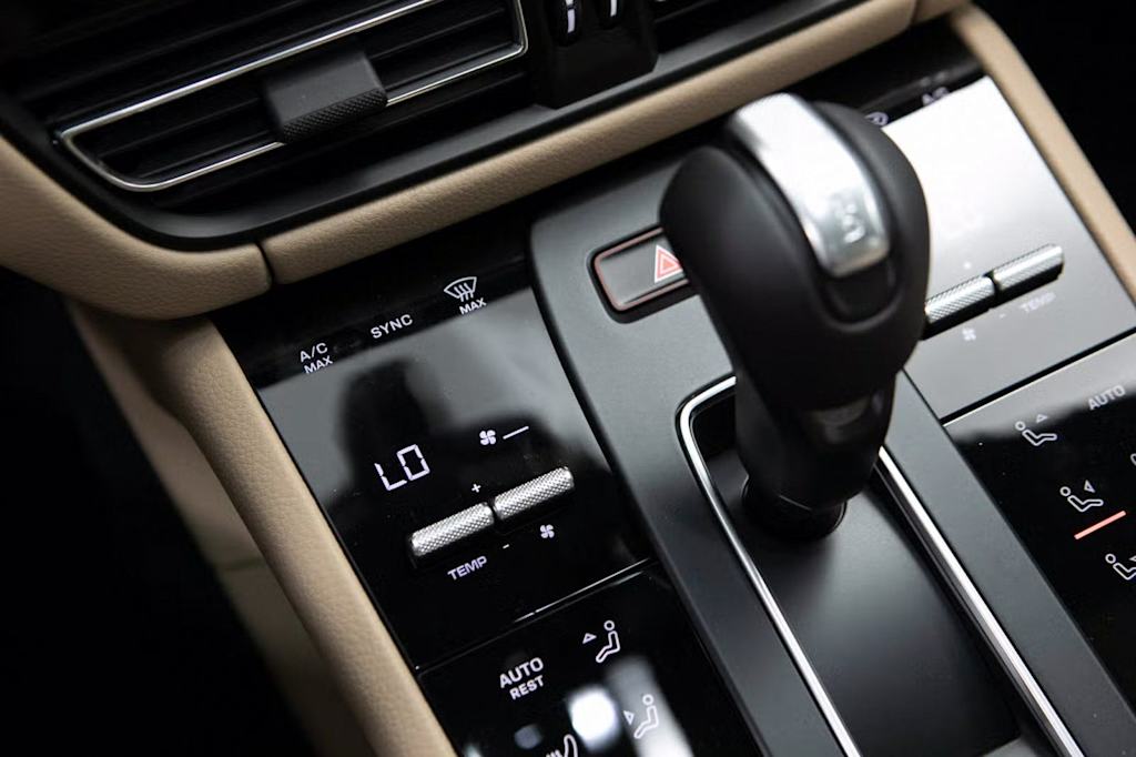 Thumbnail: 2026 Porsche Macan - 14