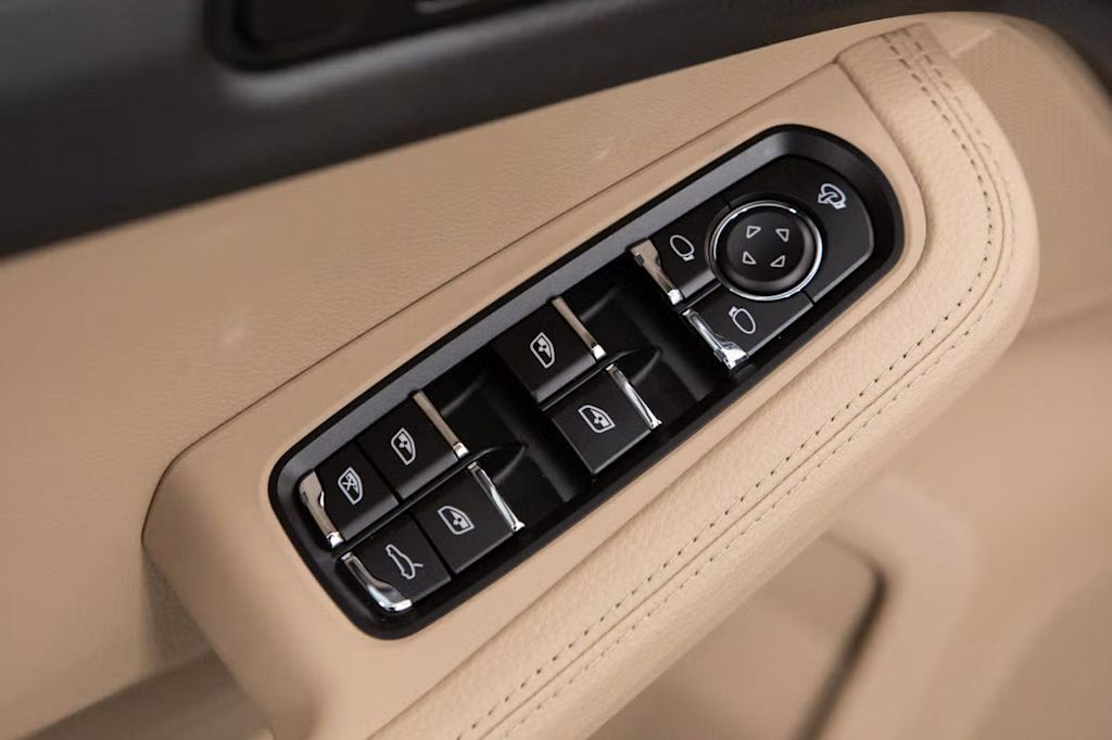 Thumbnail: 2026 Porsche Macan - 22