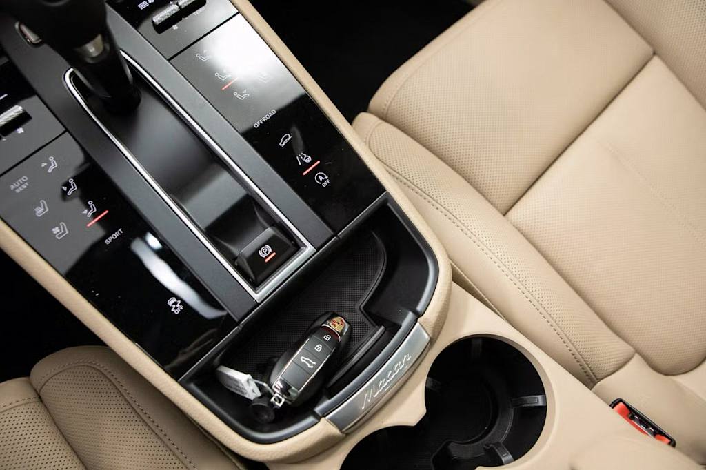 Thumbnail: 2026 Porsche Macan - 28