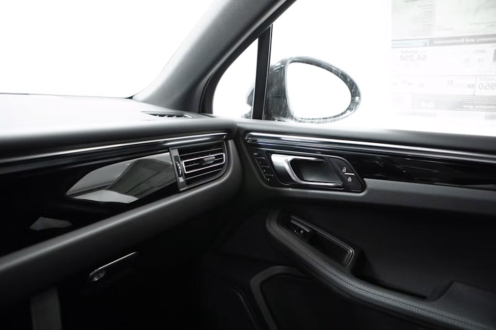 Thumbnail: 2026 Porsche Macan - 32