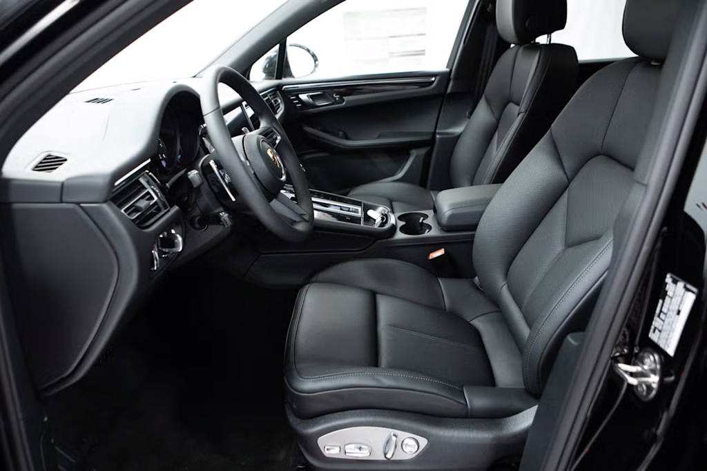 Thumbnail: 2026 Porsche Macan - 8