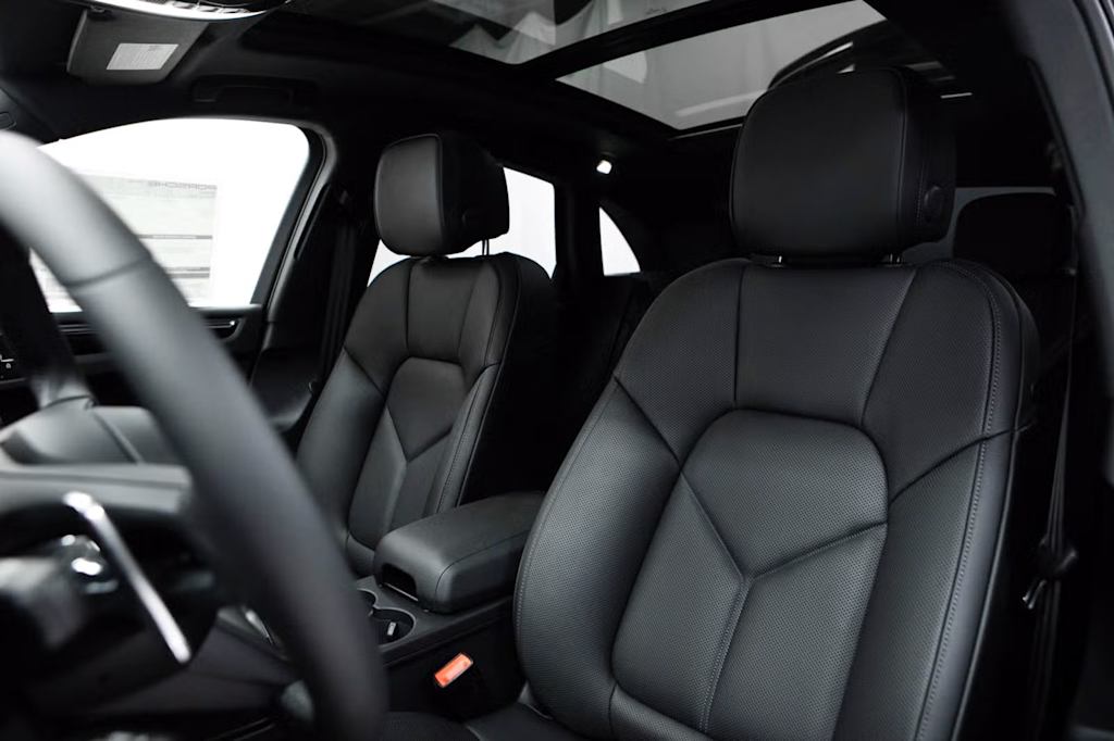 Thumbnail: 2026 Porsche Macan - 7