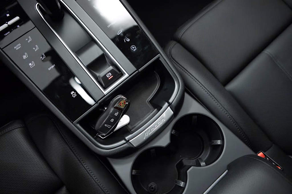 Thumbnail: 2026 Porsche Macan - 33