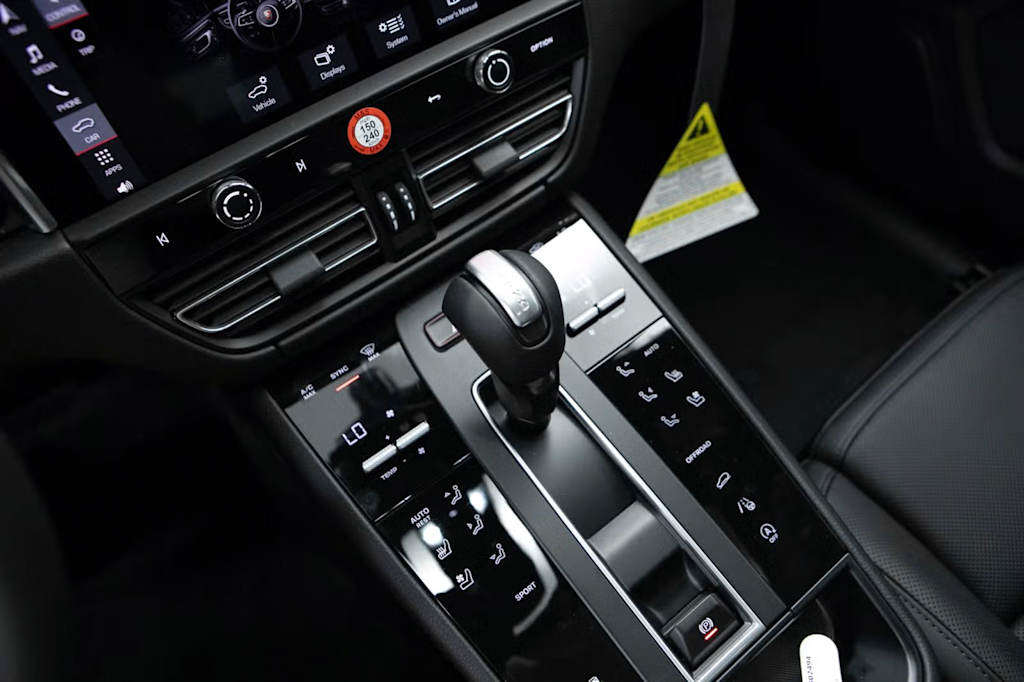 Thumbnail: 2026 Porsche Macan - 11