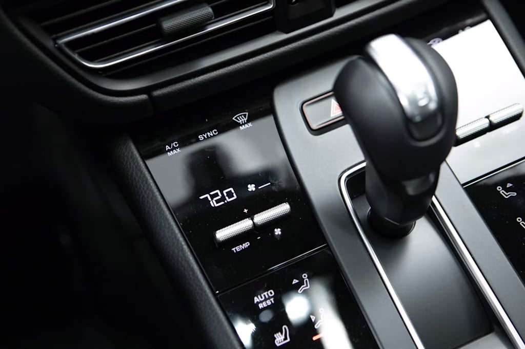 Thumbnail: 2026 Porsche Macan - 29