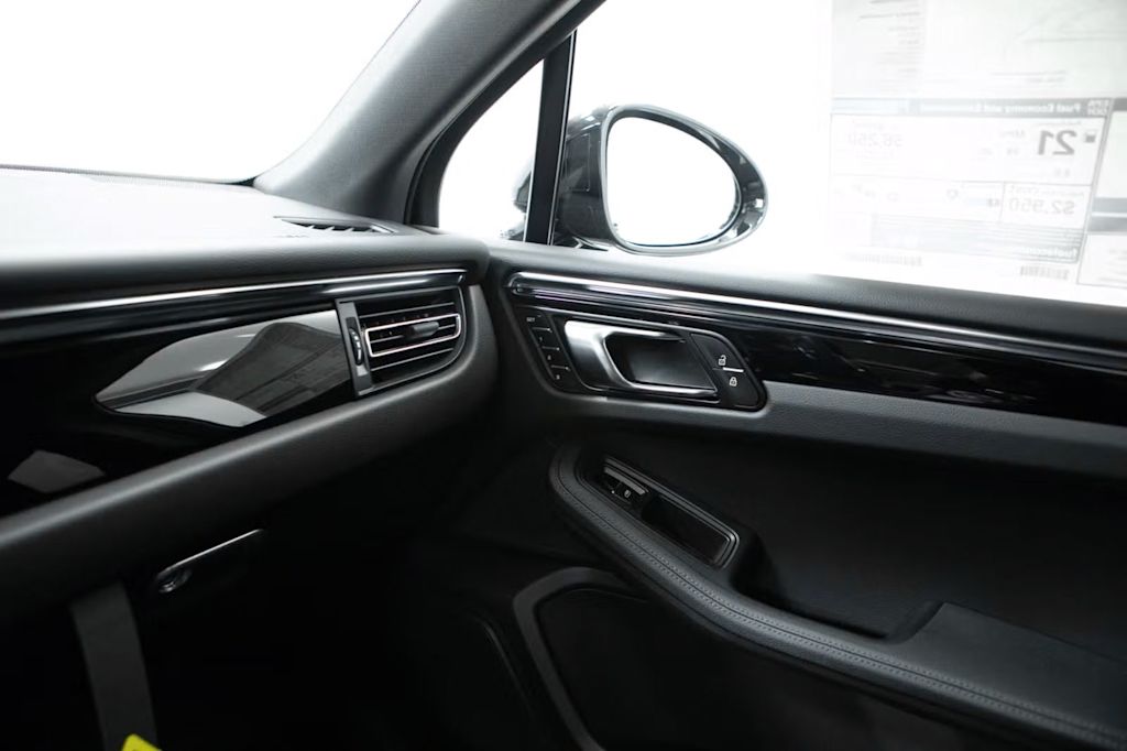 Thumbnail: 2026 Porsche Macan - 31