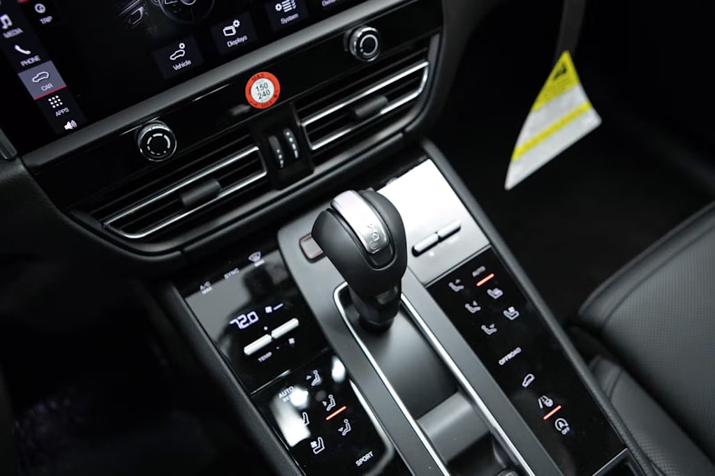 Thumbnail: 2026 Porsche Macan - 12
