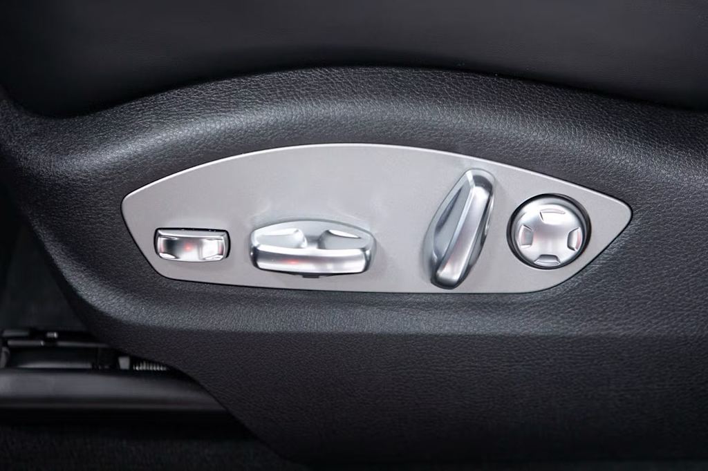 Thumbnail: 2026 Porsche Macan - 25