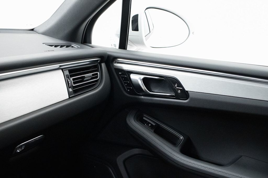Thumbnail: 2026 Porsche Macan - 32