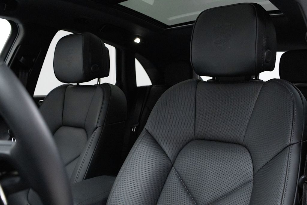 Thumbnail: 2026 Porsche Macan - 10