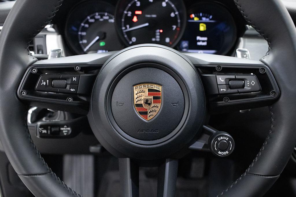 Thumbnail: 2026 Porsche Macan - 19